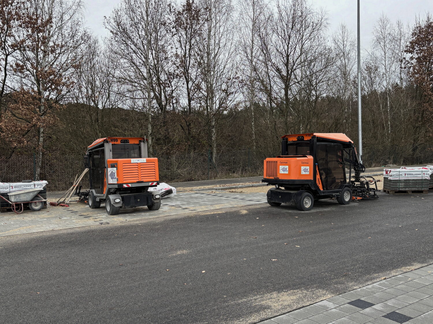 Präzise Steinverlegung mit Hydrauliktechnik