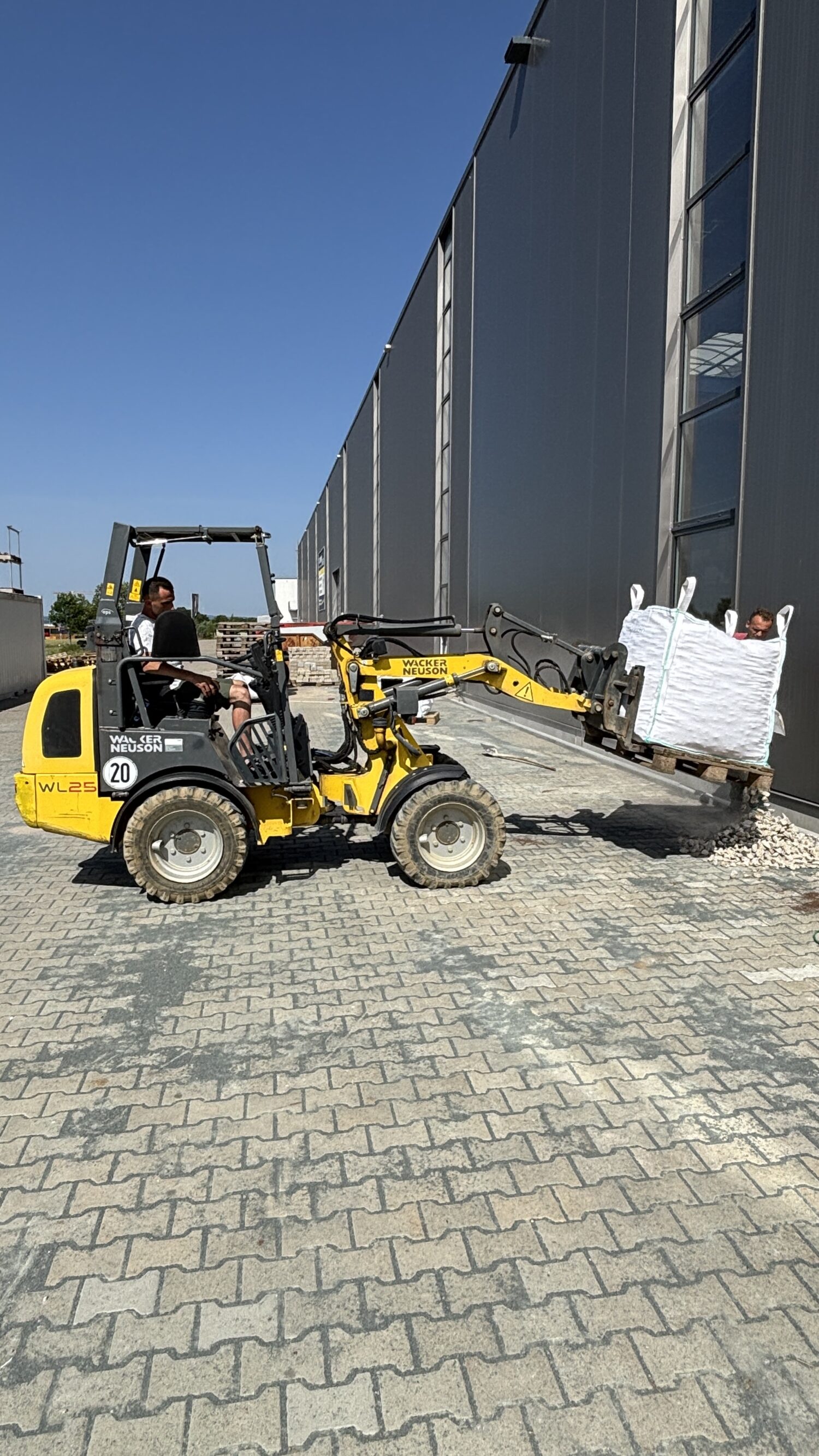 Radlader auf engem Baustellengelände