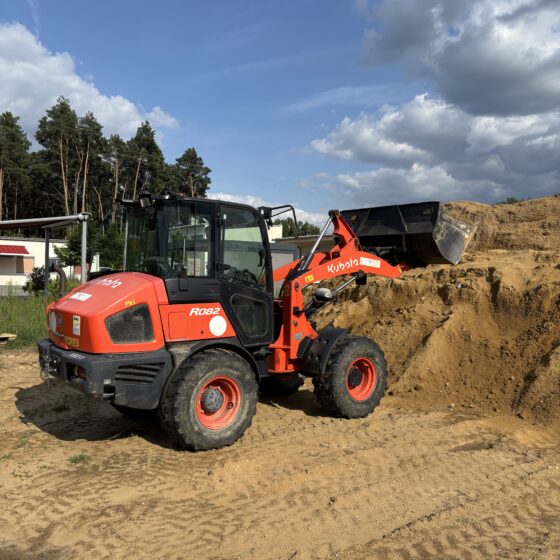 Radlader auf Baustelle mit Schaufel