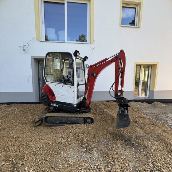 Kompakter Bagger für Tiefbauarbeiten