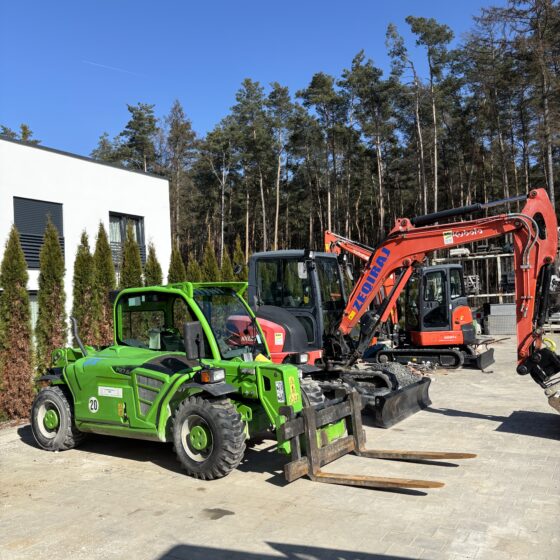 Kompakter Bagger mit Tieflöffel