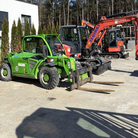 Kompakter Bagger mit Tieflöffel