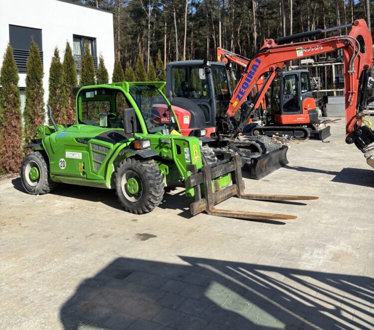 Kompakter Bagger mit Tieflöffel