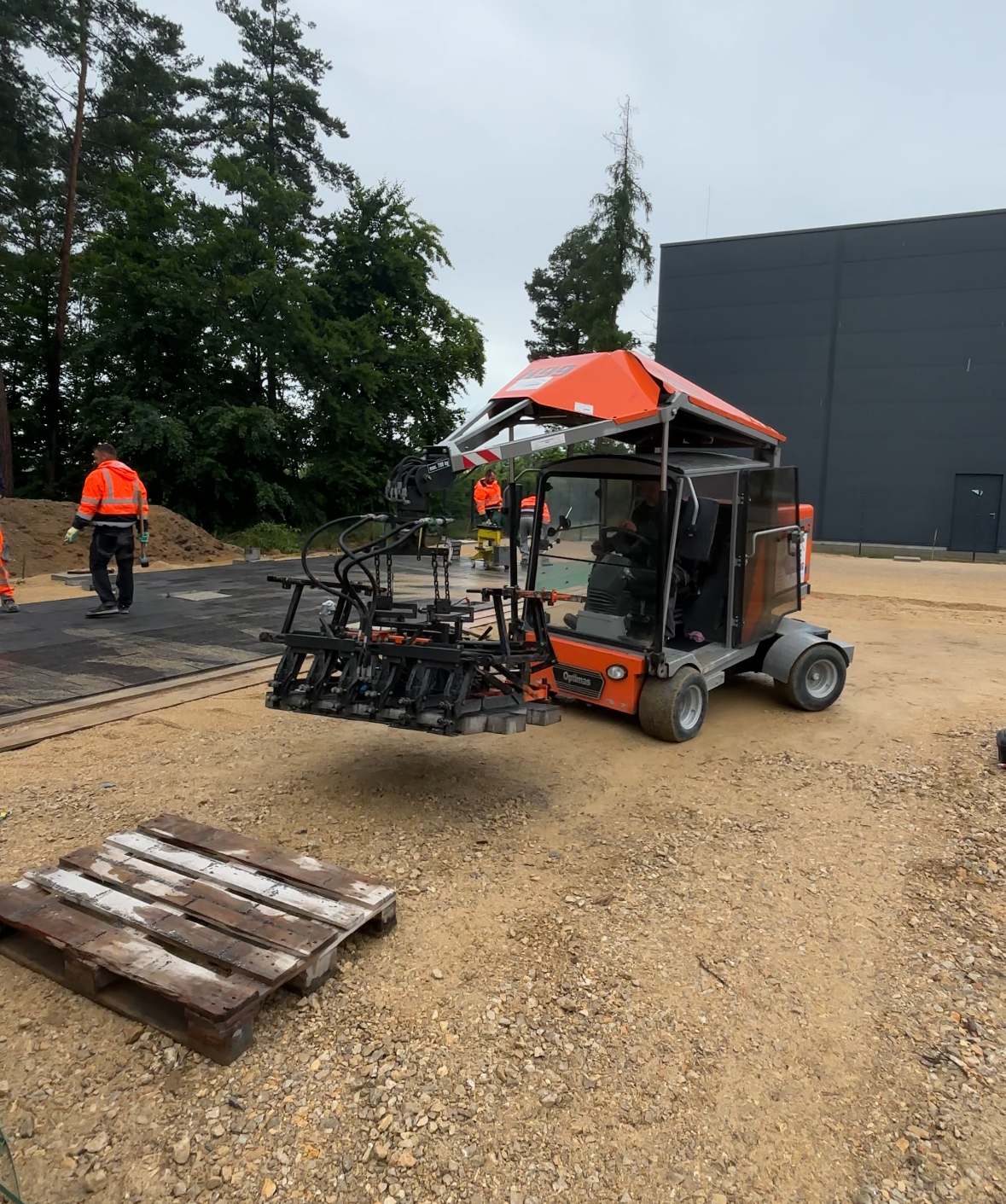 Pflaster Verlegemaschine im Einsatz auf Baustelle