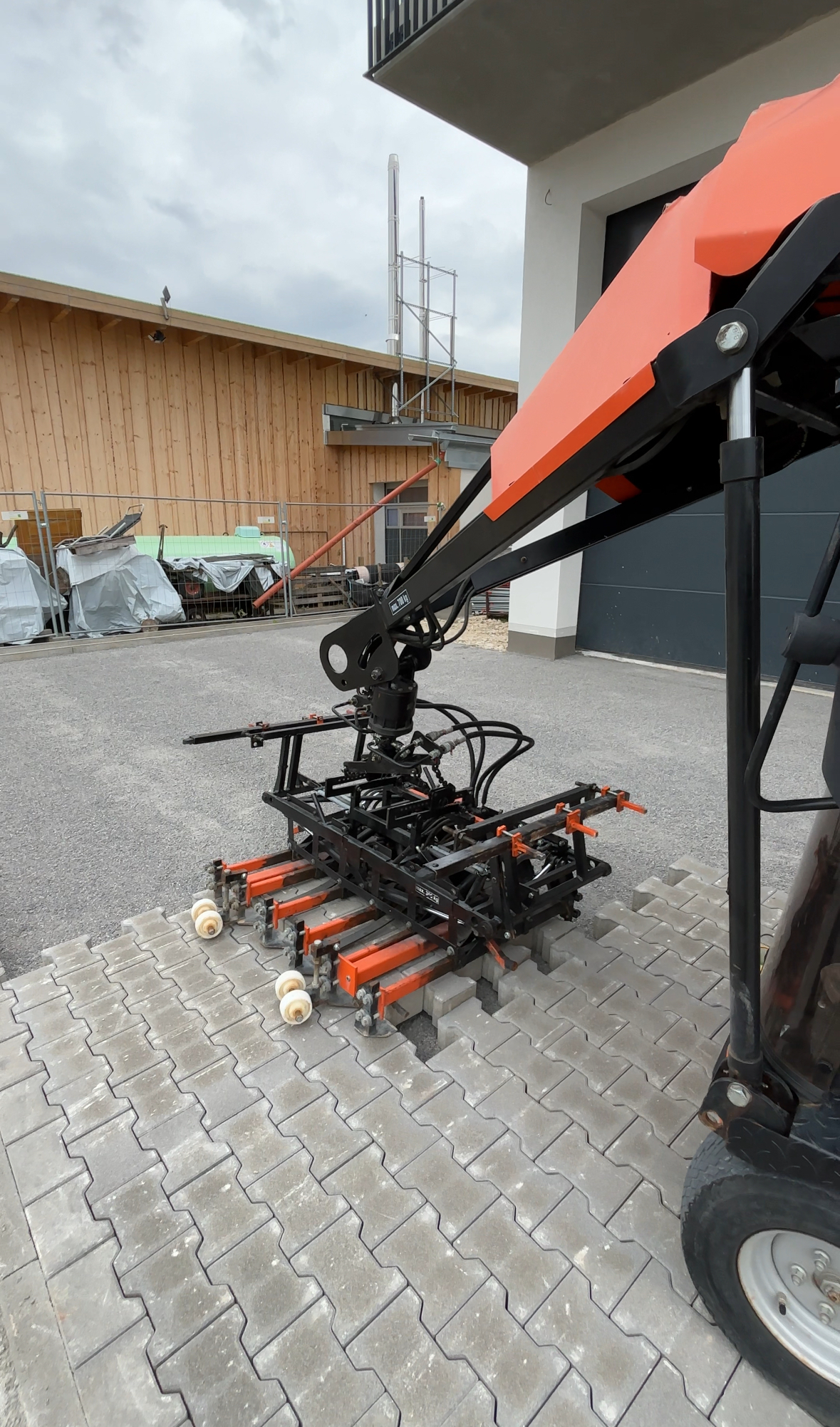 Verlegemaschine beim Setzen von Pflastersteinen