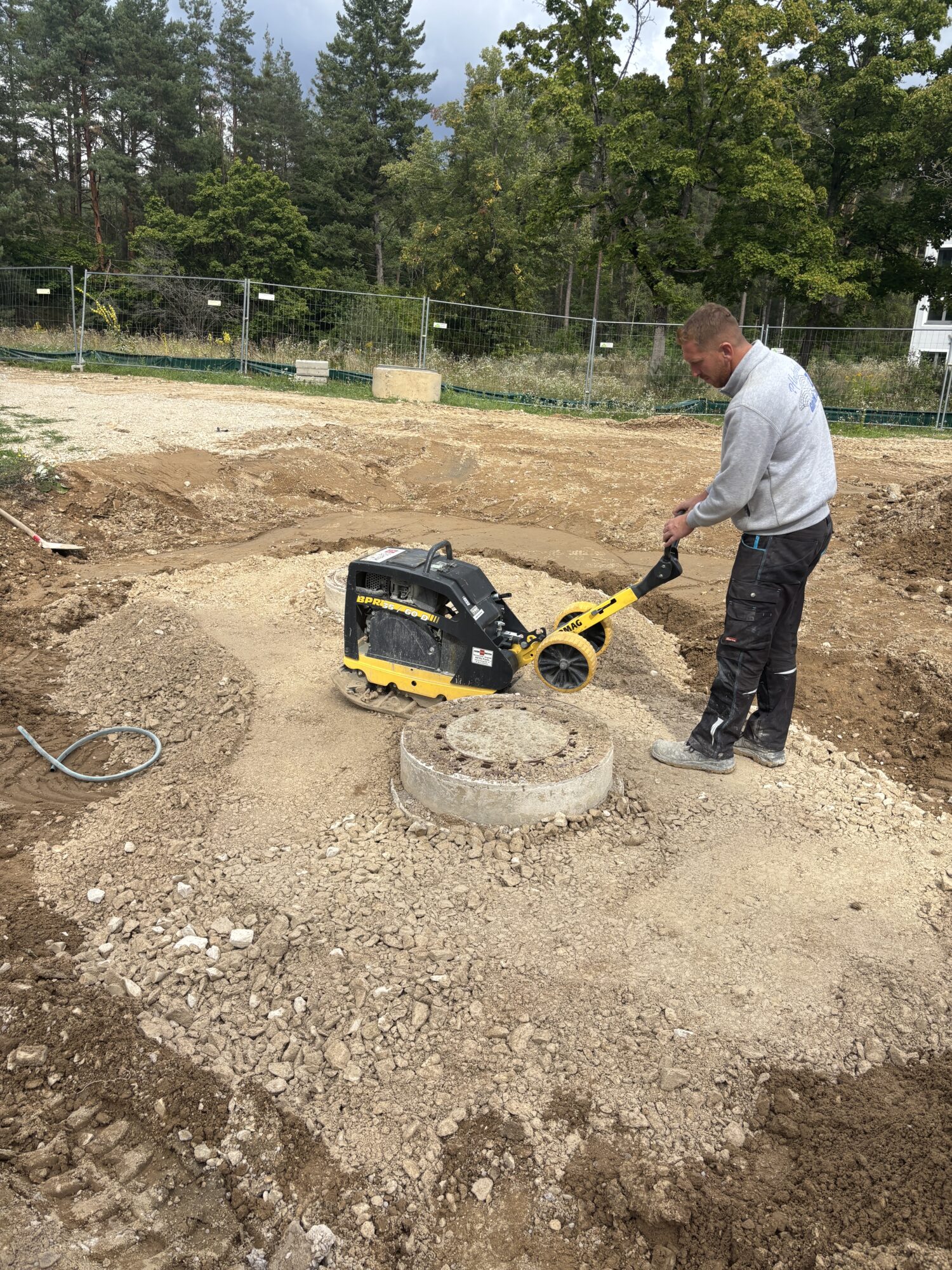 Mittlere Rüttelplatte mieten – für Hof und Pflasterarbeiten