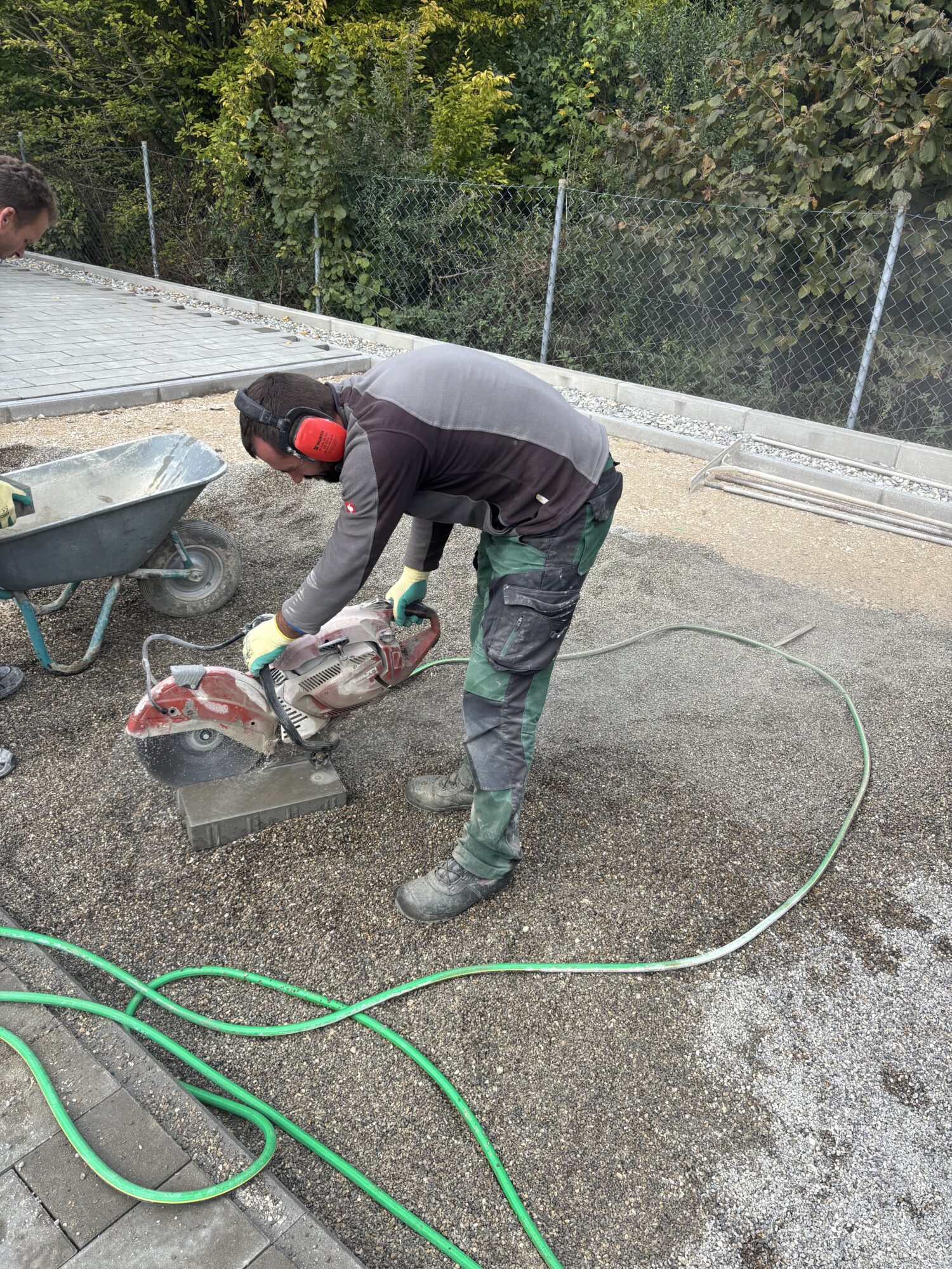 Schneidegerät trennt Pflastersteine auf Baustelle