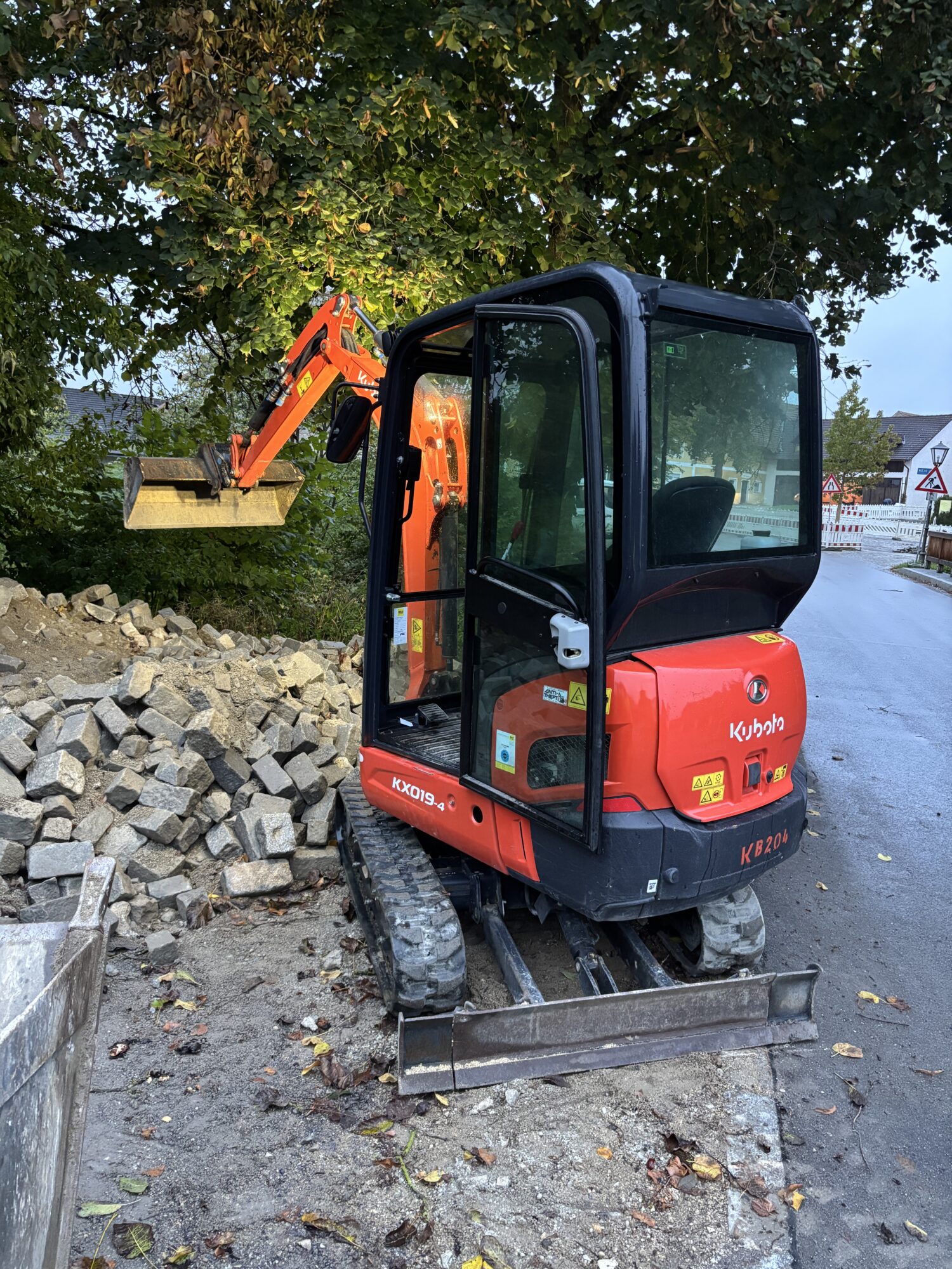 Kompakter Minibagger für Gartenbau und Hausanschlüsse