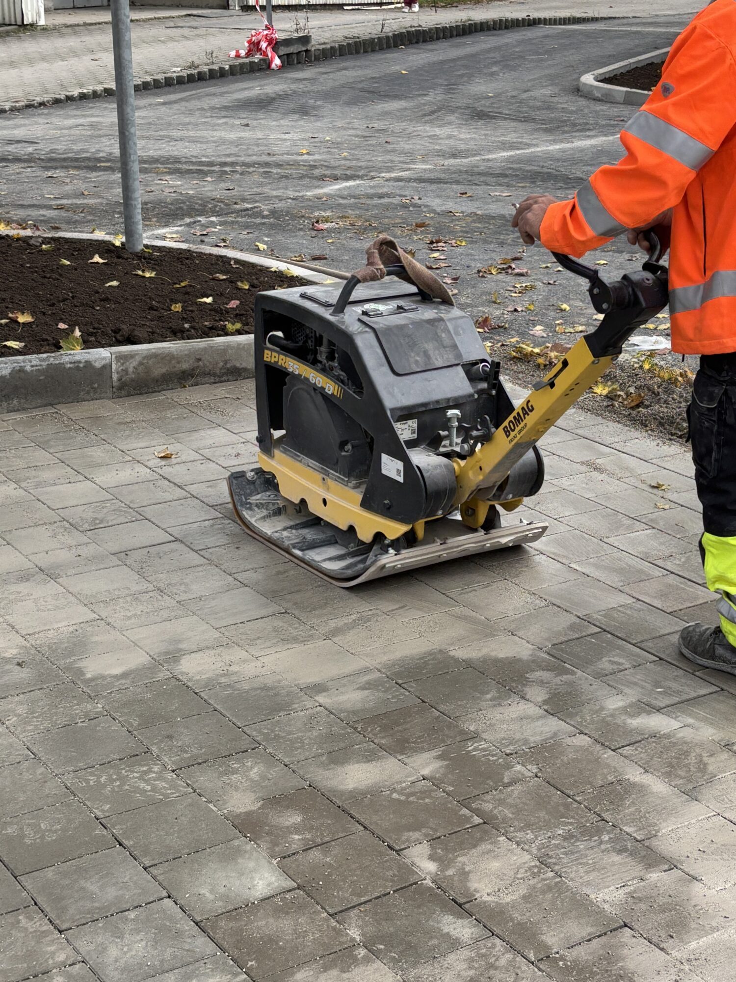 Rüttelplatte mieten in Abensberg – starke Verdichtung leicht gemacht