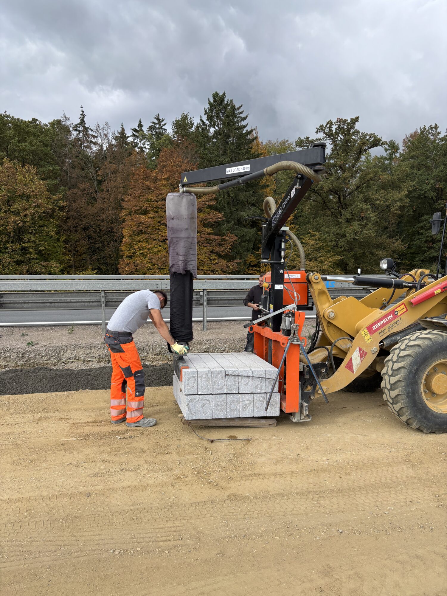 Vakuumheber erleichtert das Setzen von Bordsteinen