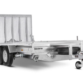 Baumaschinenanhänger mit stabiler Stahlrahmenkonstruktion und offener Ladefläche für den Transport von Maschinen und Geräten.