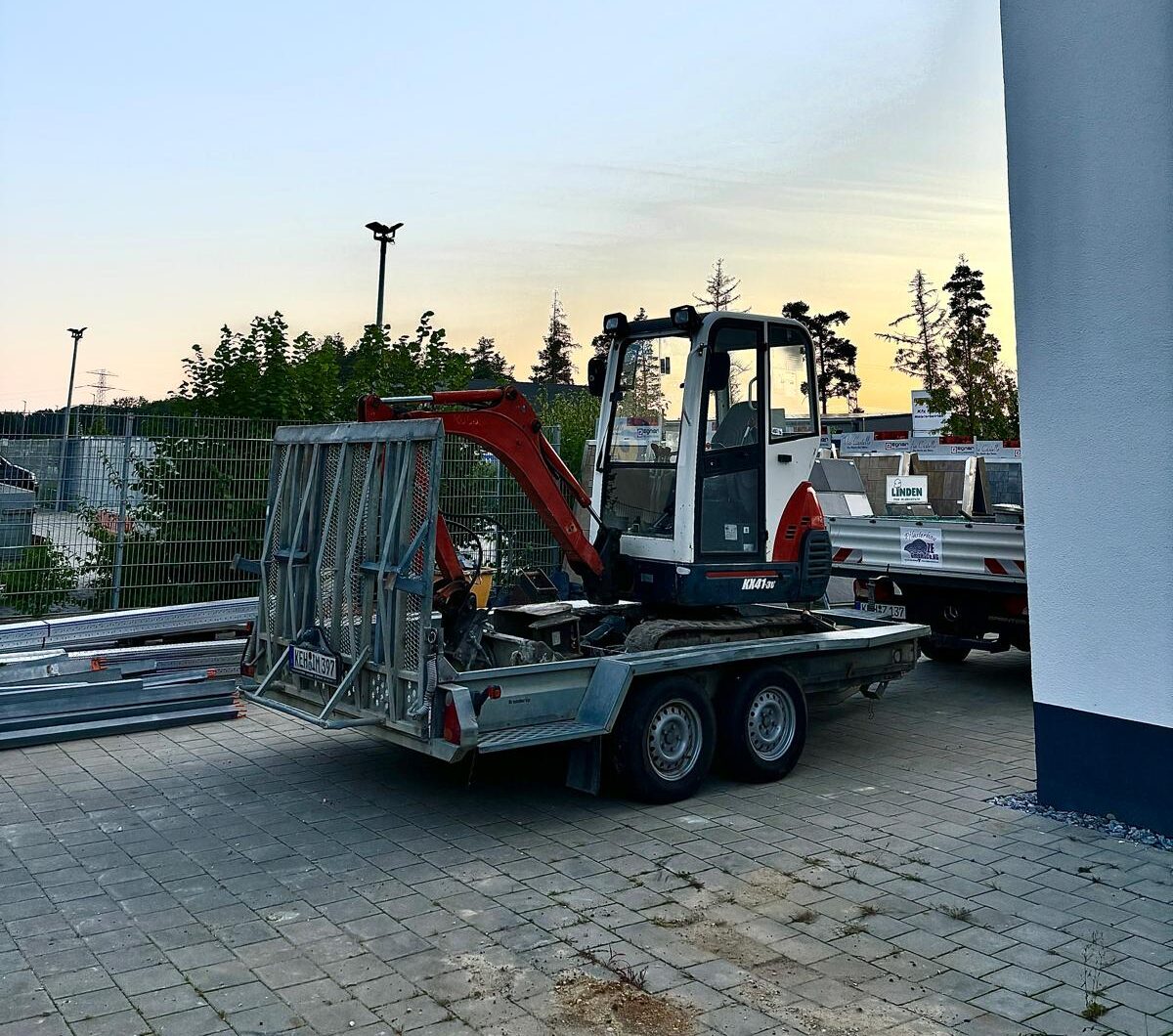 Baumaschinenanhänger für vielseitige Transporte
