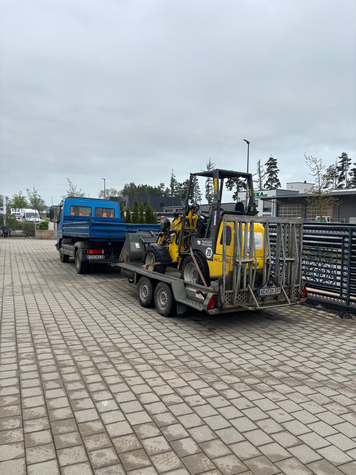 Tieflader für kleine Baumaschinentransporte