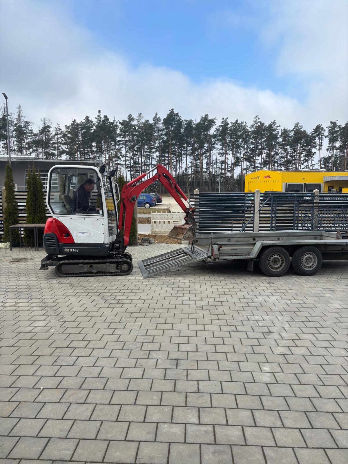 Anhänger mit integrierter Beladerampe