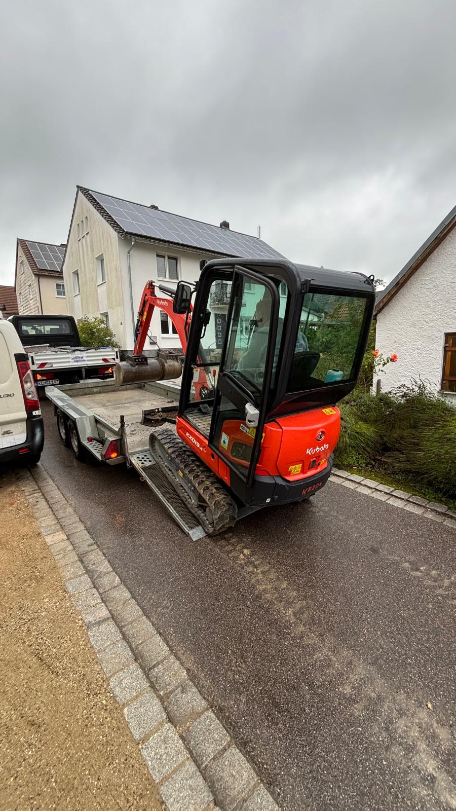 Maschinenanhänger mit Seitenreling