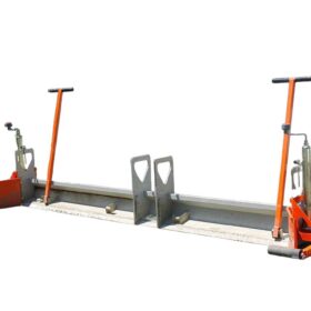 Planierhobel mit orangefarbenen Bedienelementen und grauer Abziehschiene freigestellt vor dunklem Hintergrund.